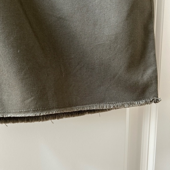 Vince women’s cotton chino shorts. 9” inseam. Classic olive color. Frayed edge. - Picture 3 of 10